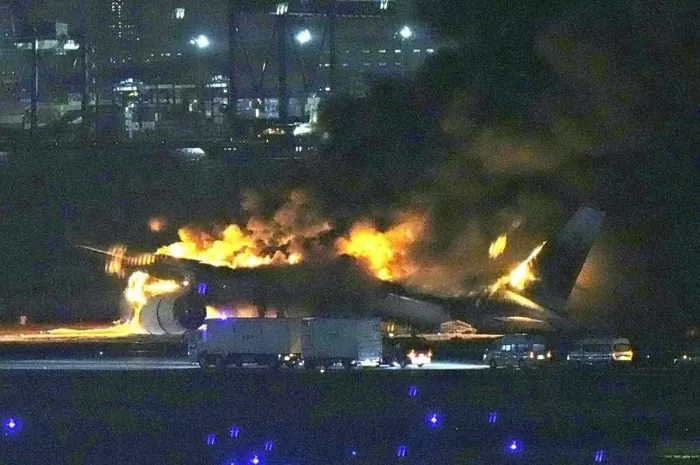 Sungguh Sebuah Keajaiban: Pesawat Japan Airlines Terbakar di Bandara Haneda Usai Tabrakan, Tapi Semua Penumpang Selamat