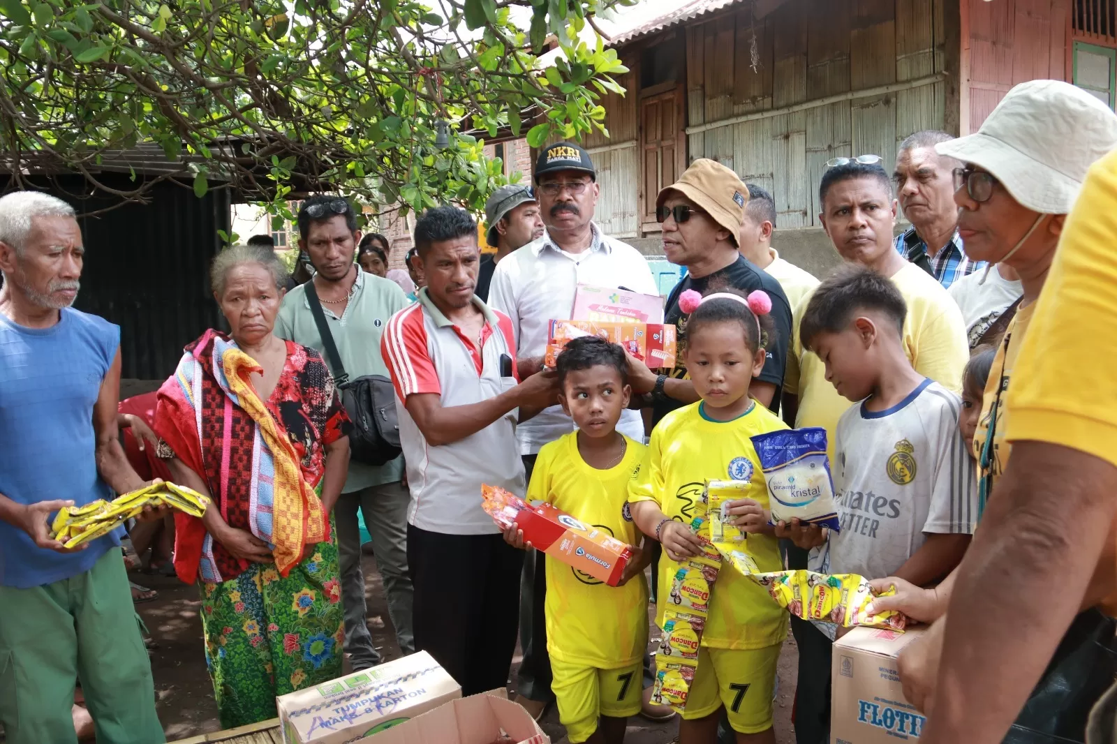 Partai Golkar Bantu Pengungsi Erupsi Gunung Lewotobi di Flotim Songsong Natal Nasional di Labuan Bajo