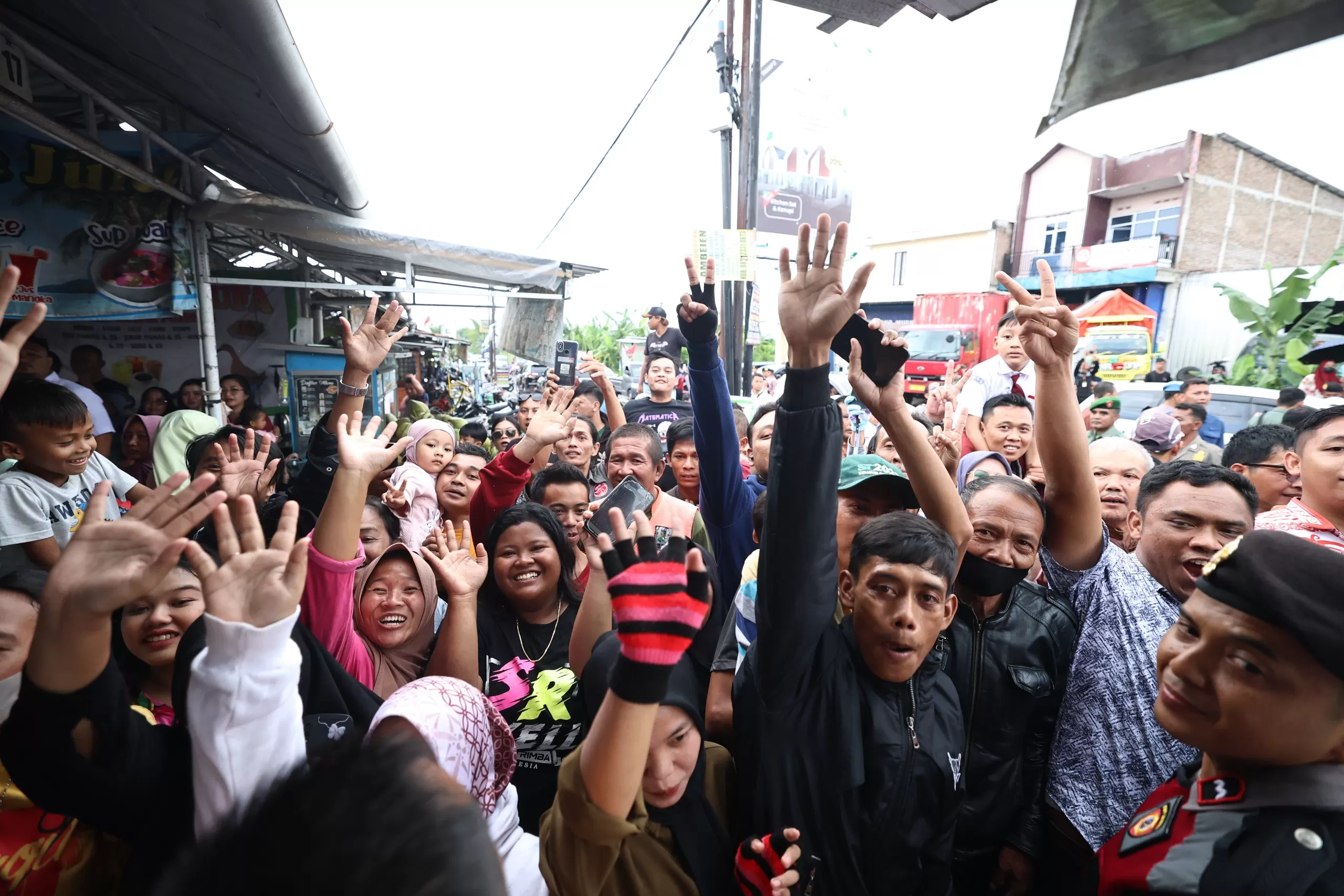 Ratusan Warga Jateng Begitu Antusias Lihat Jokowi dan Prabowo Makan Bakso Bareng: Semoga Tetap Merakyat