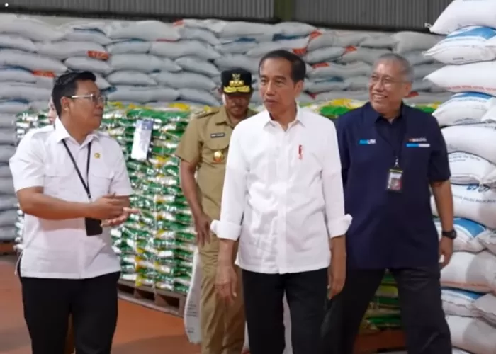 Presiden Jokowi Serahkan Bantuan Beras kepada Masyarakat Penerima Manfaat di Klaten: Bantuan Akan Dilanjut Jika...