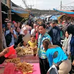 Gibran Rakabuming Raka Temani Istri Belanja di Pasar Kemirimuka Depok : Borong Es Dawet, Seorang Anak Minta Jaket Samsul
