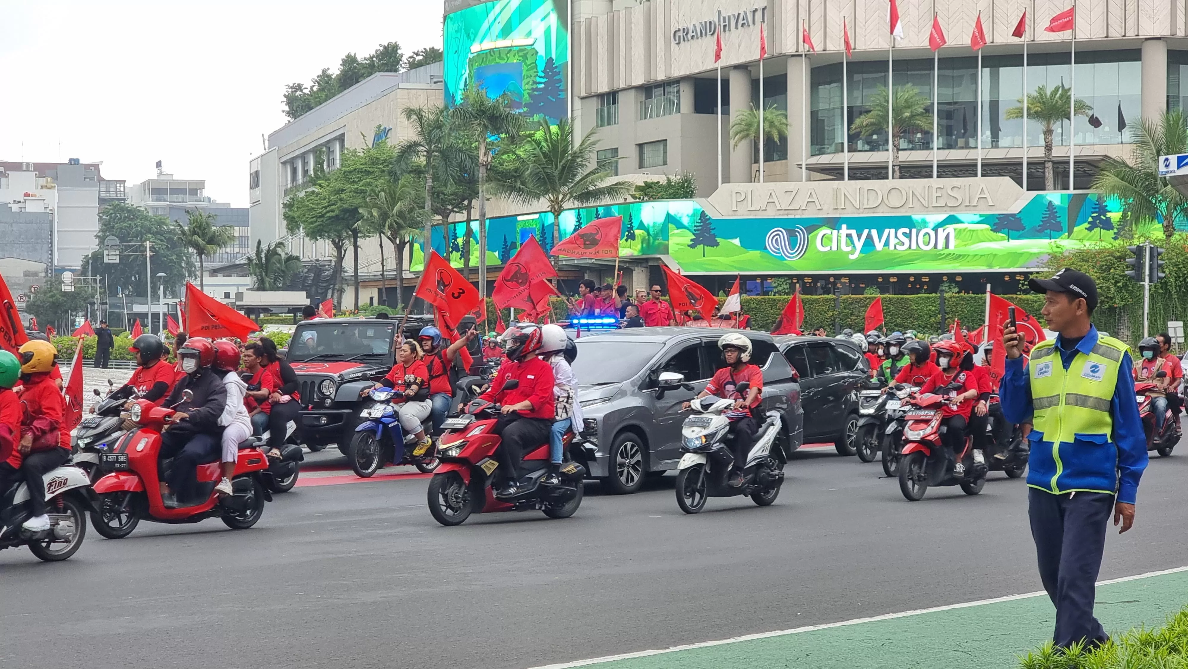 Kader DPC PDI Perjuangan Jakarta Pusat Merahkan Bundaran HI
