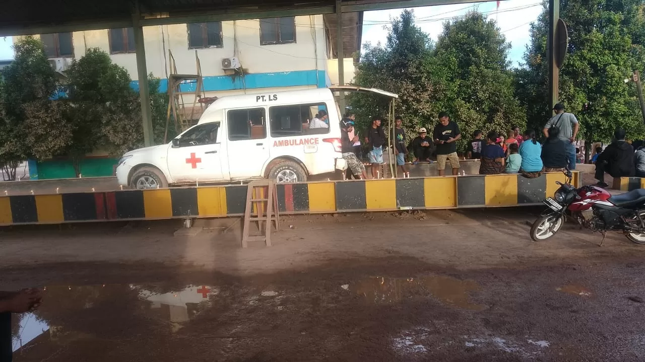 Natalia Tewas Ditabrak Truck Milik PT Limpah Sejahtera di Ketapang, Keluarga Bawa Jenasah ke Kantor, Tuntut Perusahaan Bertanggung Jawab