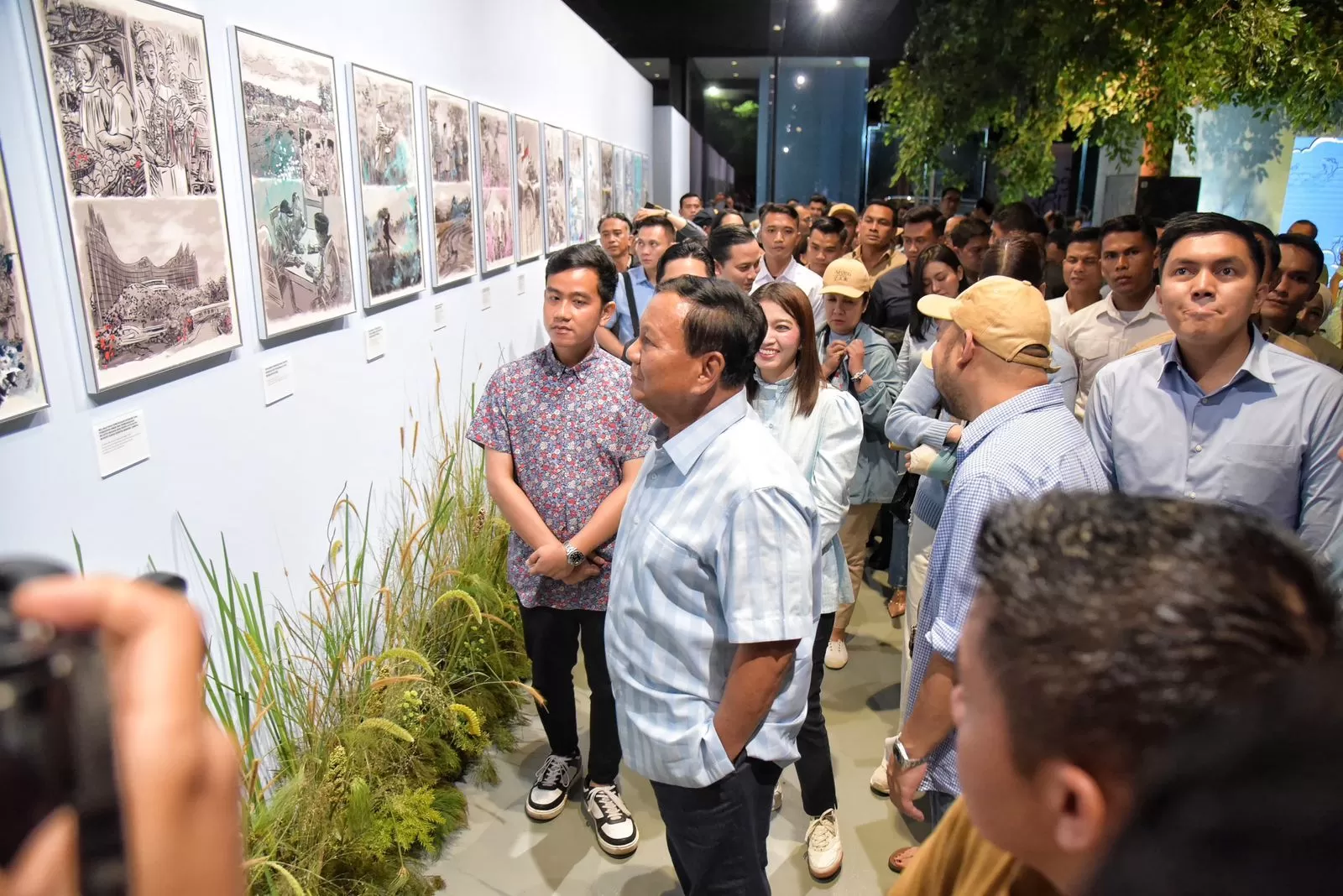 Malam Mingguan, Prabowo-Gibran Kompak Kunjungi Festival Negeri Elok Karya Didit