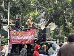 Aksi Demo Warnai Sidang Sengketa Hasil Pilpres 2024 di MK, Massa Tuntut Hakim Konstitusi Imparsial